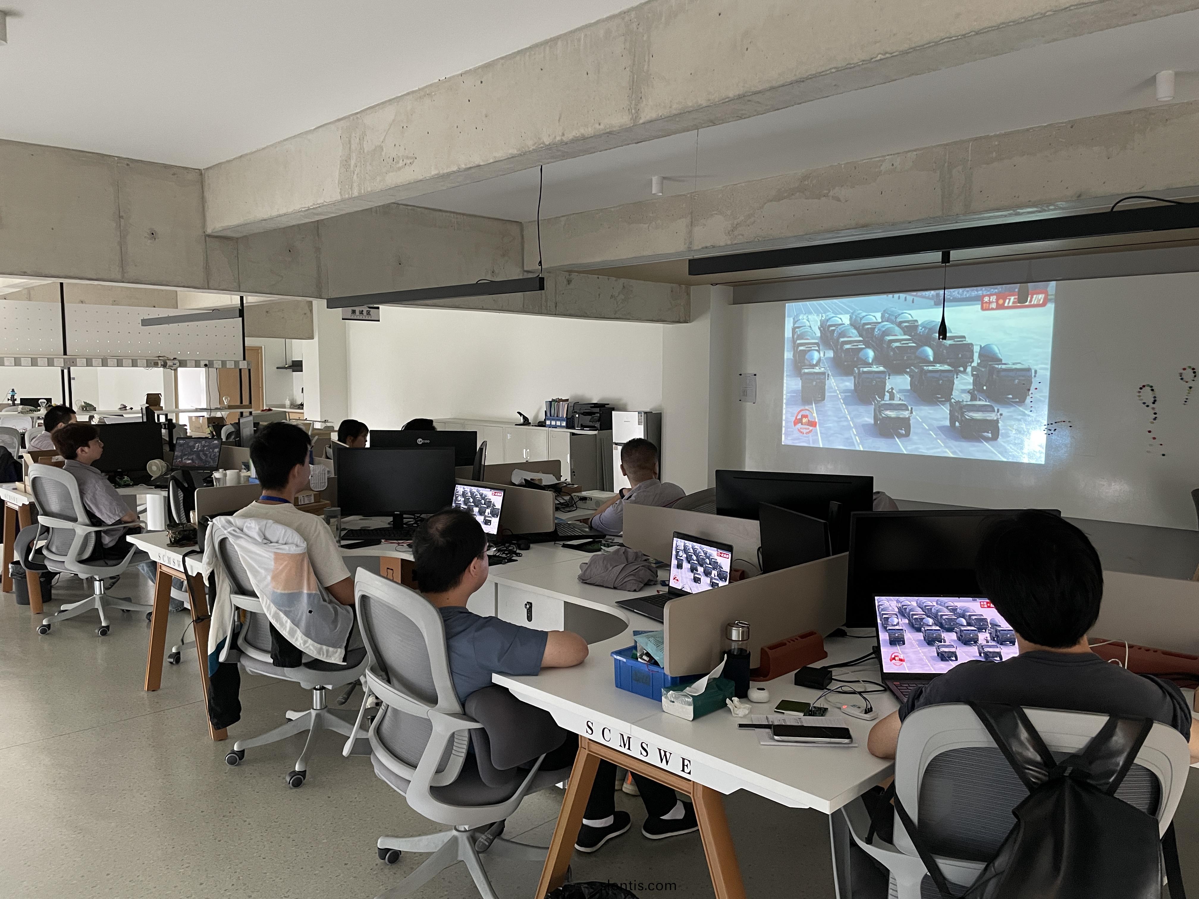 感受大(da)國雄(xiong)風，凝(ning)聚(ju)奮鬭(dou)力量(liang)——四(si)川(chuan)邁斯(si)威爾全(quan)員(yuan)觀看(kan)閲(yue)兵(bing)盛典