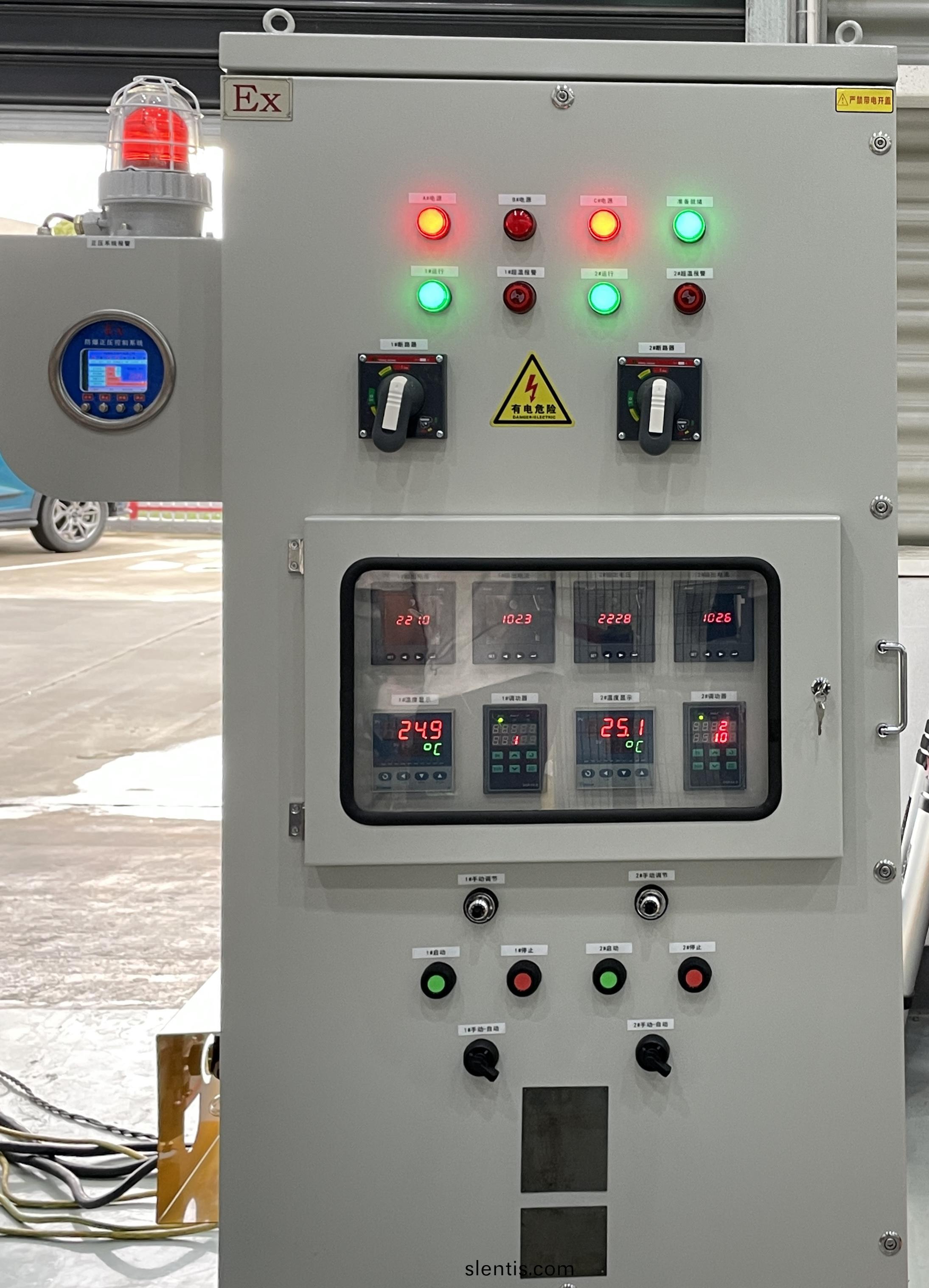 嚴守(shou)安(an)全(quan)防(fang)線 | 邁(mai)斯威爾正(zheng)壓防爆櫃爲(wei)危險(xian)環(huan)境(jing)保駕護(hu)航